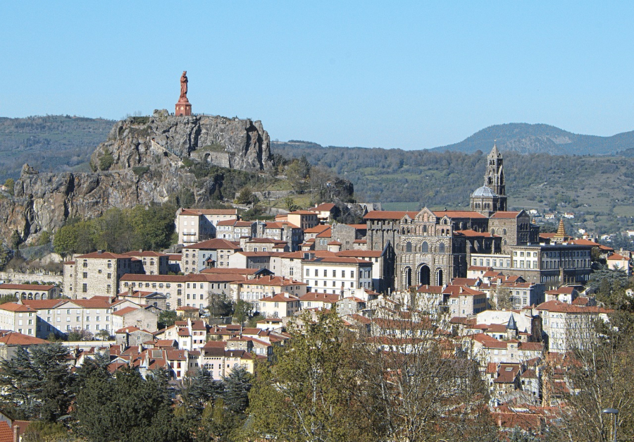 village Auvergne près des campings 