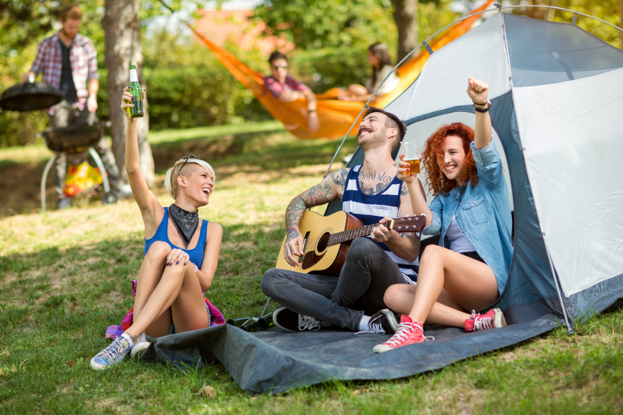 groupe d'ami en camping Corse 